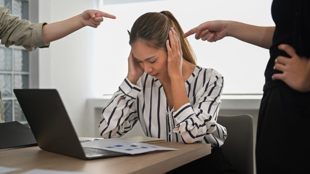 Donna stressata al lavoro
